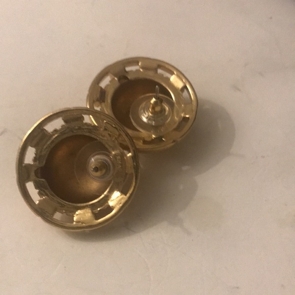 Trifari earrings gold tone button style pierced vintage - Picture 5 of 6